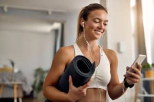 Woman using the Best Workout Apps for her exercises.