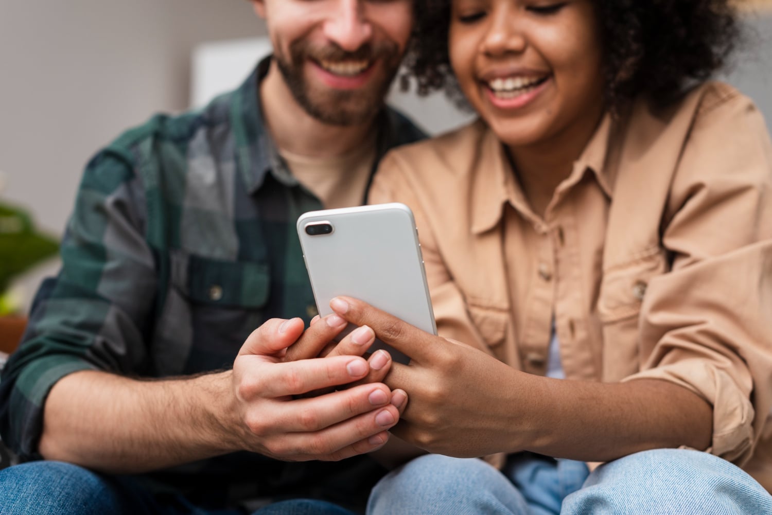 couple takes advantage of apps for couples