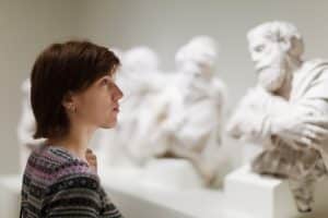 Woman visiting Must-See Museums in the USA.