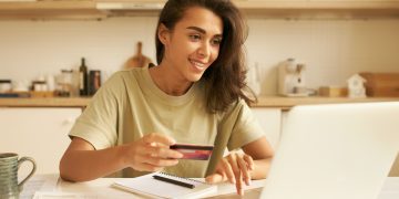 Woman looking for the Best Online Banks of 2025.